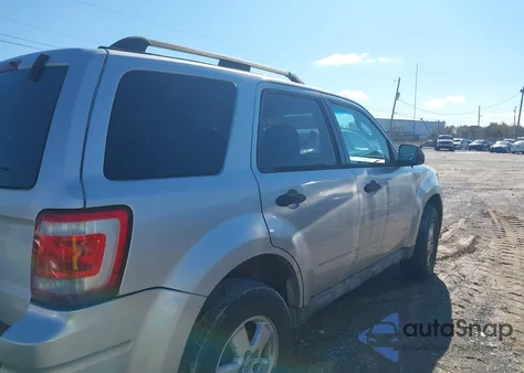 2010 Ford Escape Xlt z USA, uszkodzony, nr VIN 1FMCU0D74AKA41936